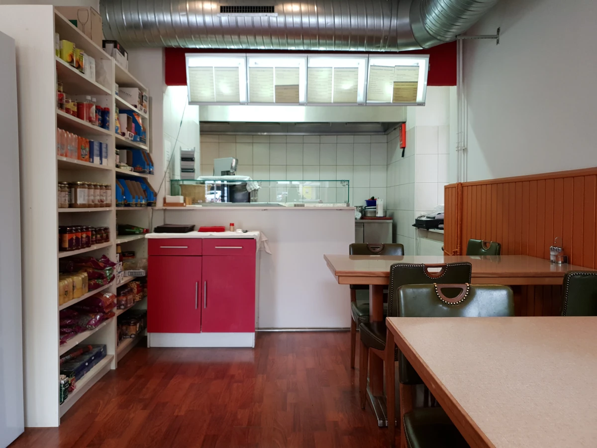 Erster kleiner Restaurantbereich neben dem Lebensmittelladen