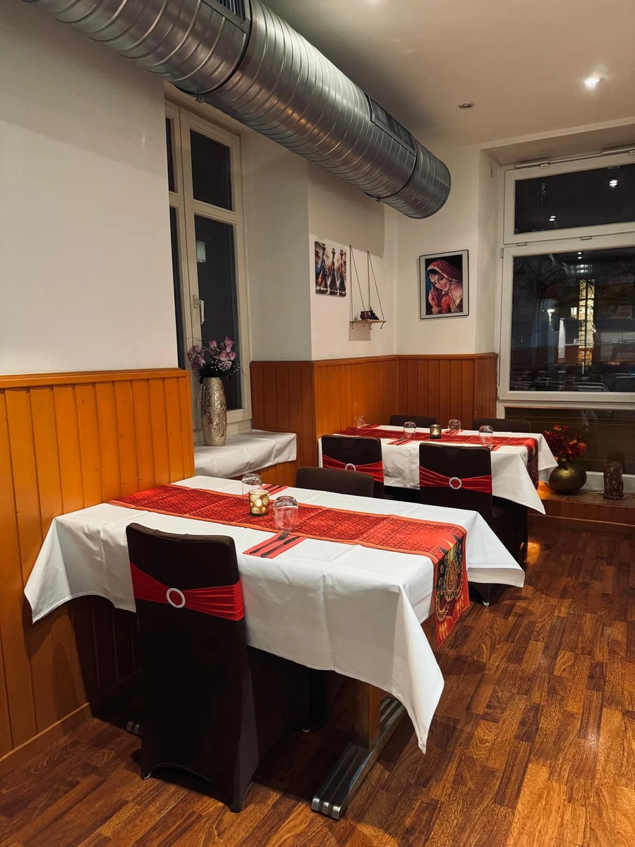 Eingedeckter Tisch im neuen, reinen Restaurant